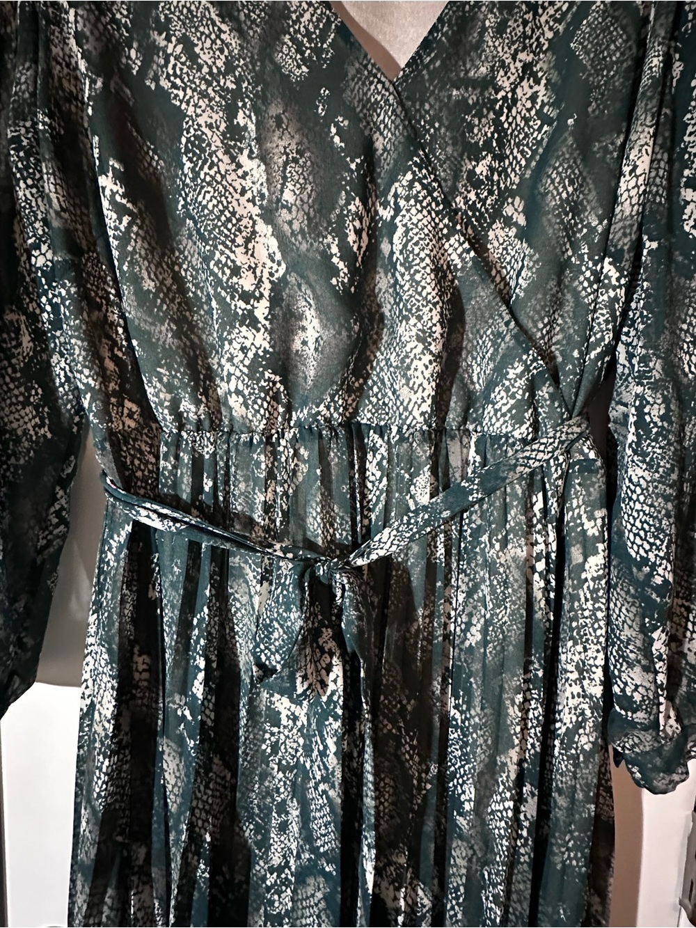 Ava & Viv green and cream Snake-Print V-Neck Maxi Dress - Picture 4 of 8